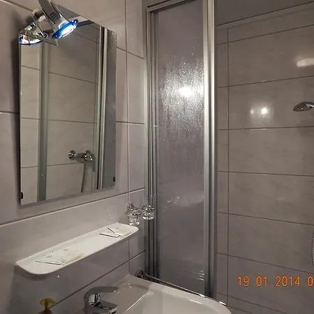 Gaestehaus Am Roemerbad زيل ان دير موسل
