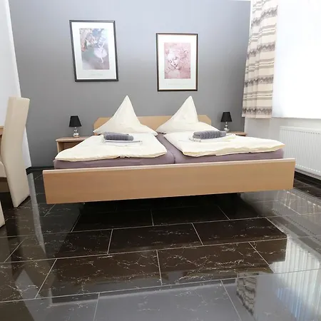 Gaestehaus Am Roemerbad زيل ان دير موسل