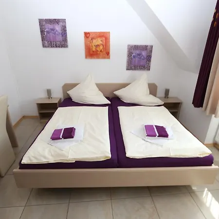 Gaestehaus Am Roemerbad بيت ضيافة 3*